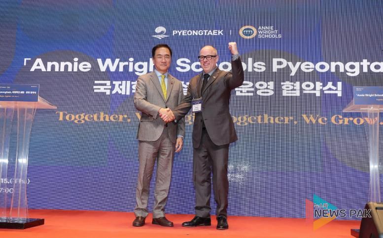 왼쪽부터 정장선 평택시장, 애니 라이트 스쿨 이사회 데이빗 오버튼 의장