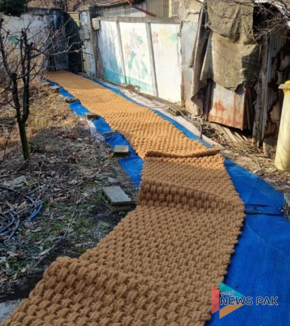 평택시 오성면 지역사회보장협의체, 동절기 안전 점검 중 홀몸노인 가구 낙상 예방 지원