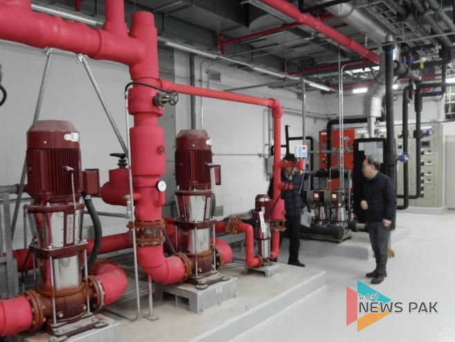 안전관리자문단 전문가와 시설물 관리부서 관계자들이 합동 점검을 하는 모습.