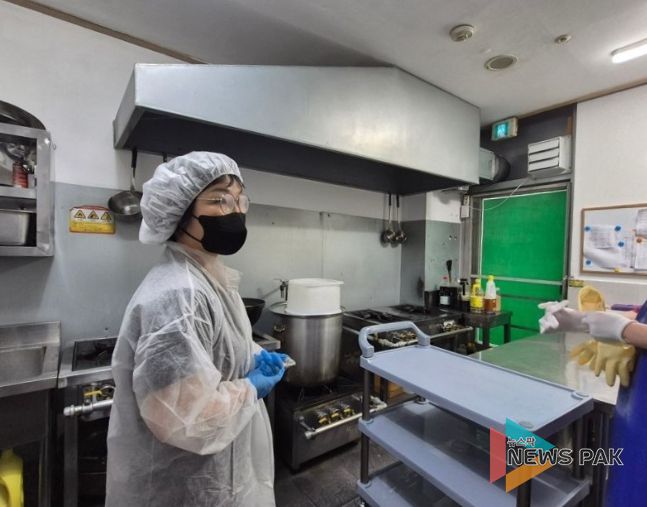 관내 어린이집을 대상으로 '식중독 예방 컨설팅'을 진행하고 있다.