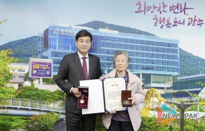 광주시, 6·25전쟁 참전 故 최갑용 소위 유가족에 화랑무공훈장 전수