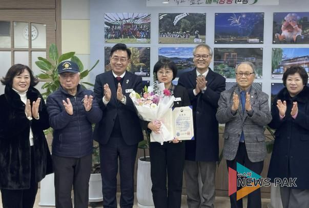 양평군청 김은정 주무관(가운데)이 국가보훈부장관 표창을 전수 받은 후 박용주 경기북부보훈지청장(오른쪽), 전진선 양평군수(왼쪽) 및 보훈단체장 등에게 축하를 받고 있다.