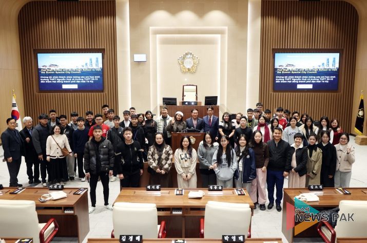 원특례시의회 본회의장에서 베트남 고등학생 의회 견학 단체 기념촬영