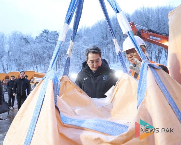 2일 오전 김동연 경기도지사가 수원시 제설전진기지를 현장방문하여 시설을 살펴보고있다.