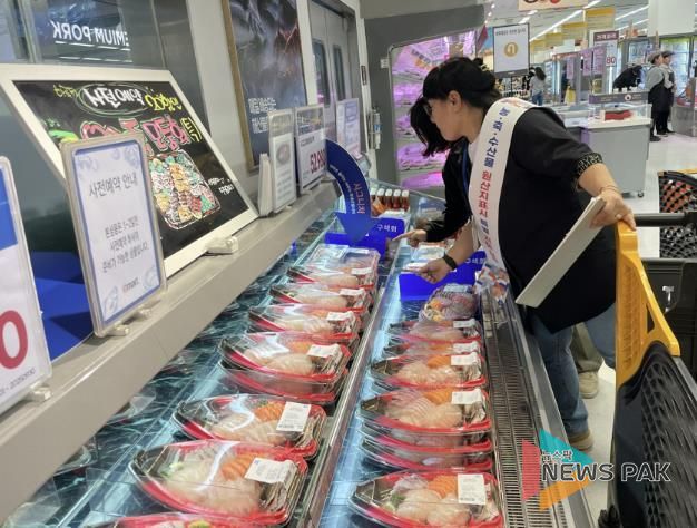 화성특례시 관계자가 2025년 추석 원산지 표시 점검을 하고 있다