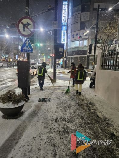 고양시 안전보안관이 제설작업을 펼치고 있다.