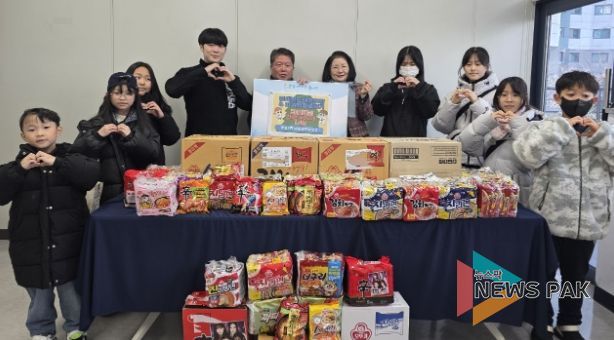 광명시 연세정도태권도장(철산&광명교육관)·파워점핑줄넘기는 지난 3일 관내 취약계층 지원을 위해 라면 400개를 광명7동 지역사회보장협의체에 기탁했다.