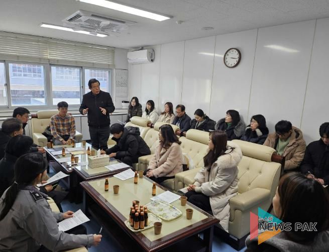 1월 14일 귀인초등학교에서 권주홍 안양시 옴부즈만 위원장이 학부모 및 학교 관계자들과 간담회를 갖고 통학로 안전 확보를 위한 건의 사항을 청취하고 있다