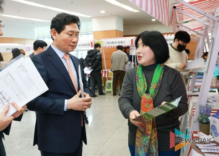 이상일 용인특례시장은 5일 '2026 용인시 사회적경제기업 제품 우선매데이' 행사 현장을 방문해 전시 부스를 둘러보며 기업 관계자들을 격려했다