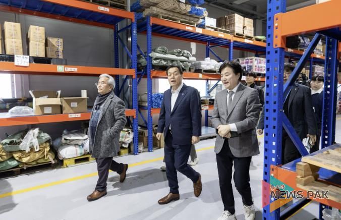 이재준 수원시장이 ㈜인성의 사업장을 둘러보고 있다.