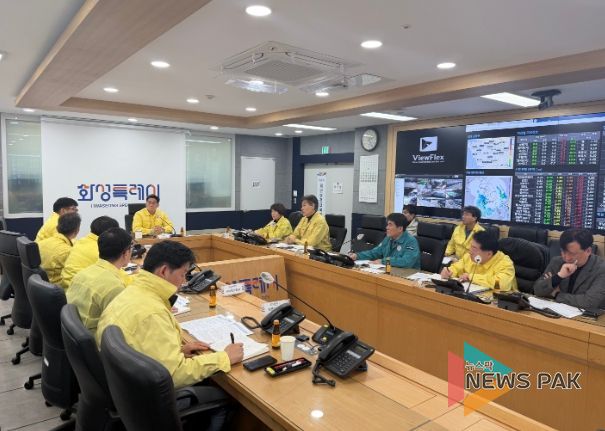 윤성진 화성특례시 제1부시장이 가축질병 재난안전대책본부 긴급회의를 하고 있다