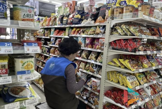 GS25 시니어 동행편의점에서 근무 중인 점원