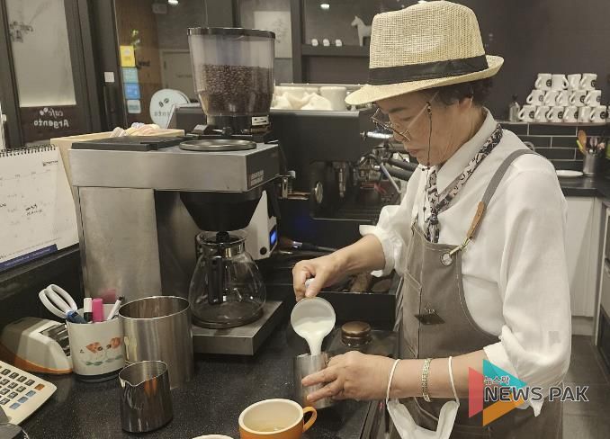 실버 카페에서 일하고 있는 실버 바리스타