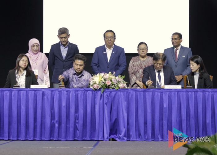 업무협약 (왼쪽부터) 사바주재단 투자법인 비서 조셀린 총, 사바국제컨벤션센터 최고경영자 다툭 하지아 로스마와티 하지 라수키 박사, 사바 주 입법의회 부의장 브리가디어 제너럴 다툭 하지 알 함브라 빈 툰 주하르, 사바주재단 투자법인 회계재무 수석 매니저 조슈아 호, 사바 관광·문화·환경부 차관보 안디 샴수리잘 박사, 고양국제박람회재단 이상열 본부장, 사바컨벤션뷰로 최고경영자 노레다 오트만, 말레이시아 컨벤션 및 전시 주최자·공급업체 협회(MACEOS) 회장 다툭 간디 박사, 고양국제박람회재단 황수아 대리