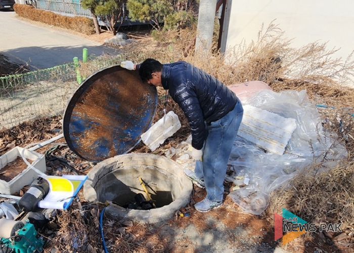 시 관계자가 지하수 이용실태조사를 하고 있다.