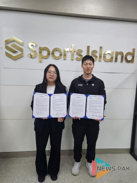 수원시‧(주)스포츠아일랜드 관계자가 협약식 후 기념촬영을 하고 있다.