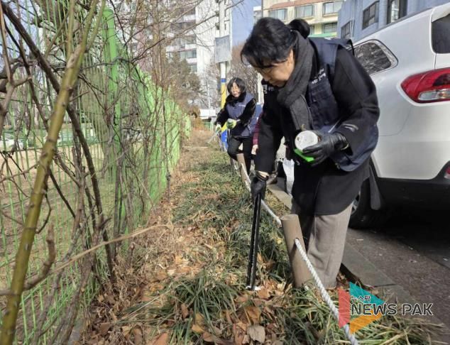 수원시 팔달구 우만2동, 설 명절 맞아 '우리 동네 쓰레기 줍줍'