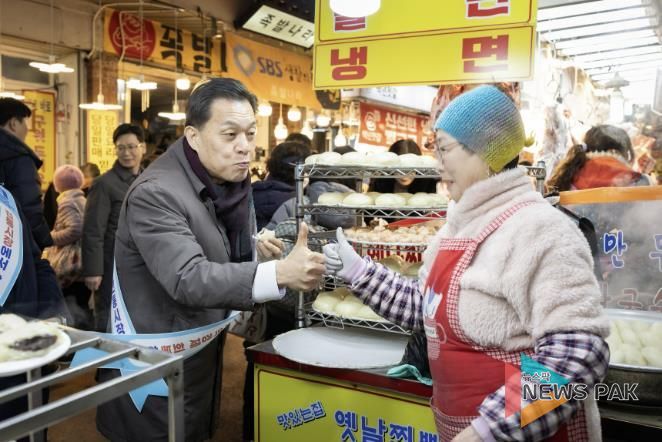 이재준 수원시장이 10일 못골종합시장에서 상인들과 이야기를 나누고 있다.