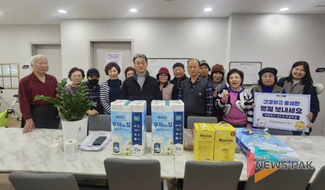 시흥시 장곡동, 설맞이 경로당 위문… 어르신들과 온정 나눠