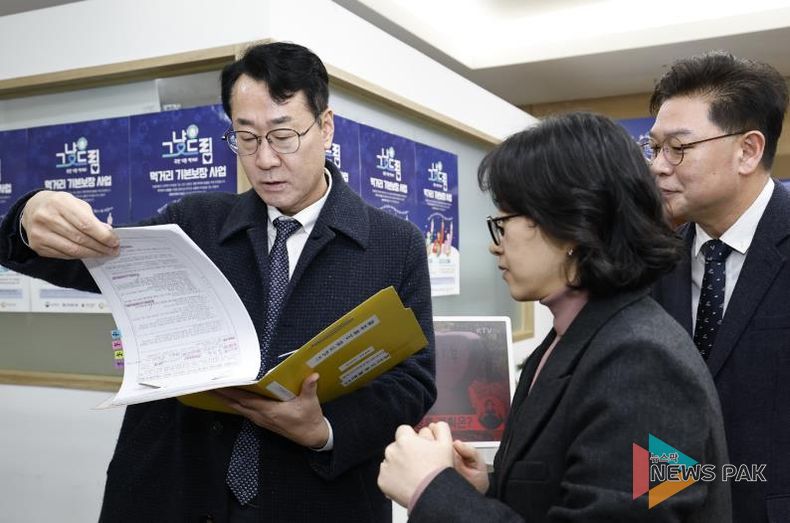 정명근 화성특례시장이 그냥드림 방문자 서류를 점검하고 있다.