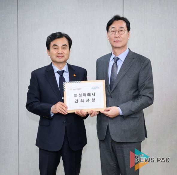 정명근 화성특례시장과 안규백 국방부장관이 건의문을 들고 사진촬영하고 있다