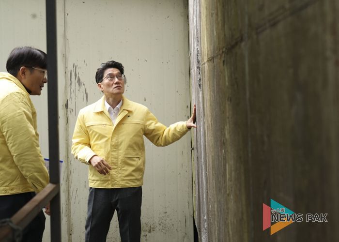 윤성진 화성특례시 제1부시장이 해빙기 급경사지 붕괴위험지역을 찾아 옹벽 상태를 점검하고 있다.