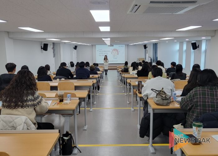 복지 담당 공무원들이 역량 강화교육을 받고 있다