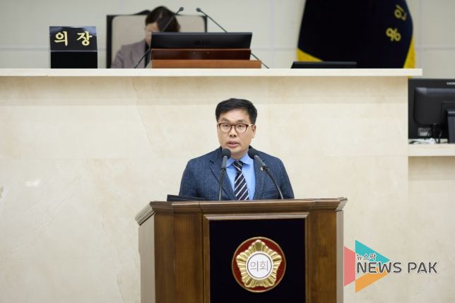 용인특례시의회 임현수 의원이 11일 열린 제300회 임시회 제2차 본회의에서 시정질문을 하고 있다.