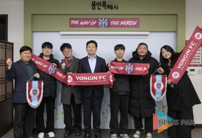 이상일 용인특례시장이 11일 시장실에서 용인FC 공식 서포터즈인 '용비어천가' 운영진들과 기념사진 촬영을 하고 있다