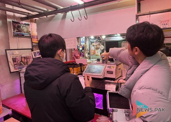 전통시장 내 정육점 저울에 대한 특별점검이 이뤄지고 있다.