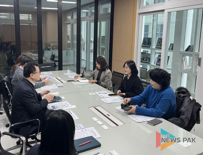 지난 11일 광명시 소상공인원스톱지원센터에서 시흥시 관계자들이 소상공인원스톱지원센터 운영 경험을 공유받고 있다.