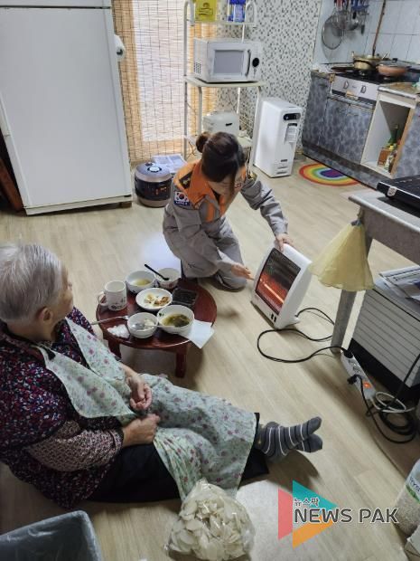 장안면 의용소방대원이 취약 가구를 방문해 안전 지원활동을 하고 있다