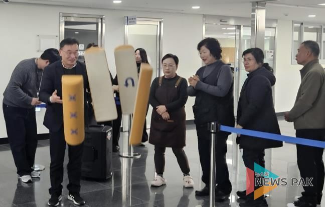 수원시 팔달구, 설 맞이 '행운의 윷 던지기' 직원 격려 이벤트 열어