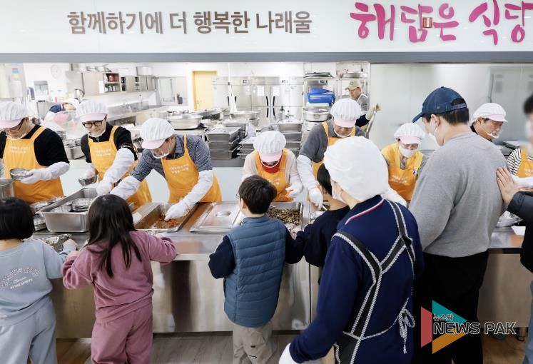 화성특례시의회 도시건설위원회 위원들이 나래울종합사회복지관에서 배식봉사를 하고 있다.