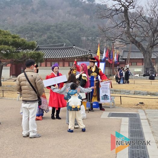 지난 14일 화성행궁 광장에서 타임슬립 화성행궁 이벤트를 열고 있다.