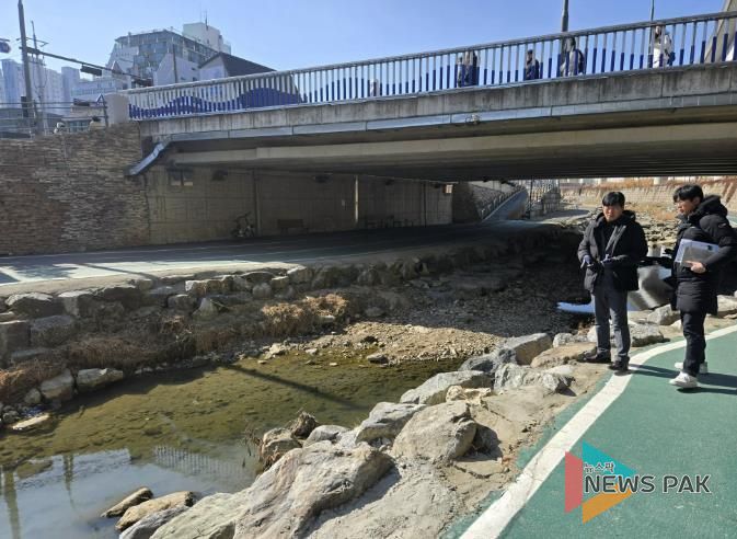 용인특례시 처인구가 경안천 주변을 점검하고, 보수가 필요한 부분과 시설을 확인하고 있다.