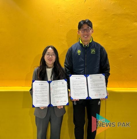 수원시·장안리틀풋볼아카데미 관계자가 협약식 후 기념촬영을 하고 있다.