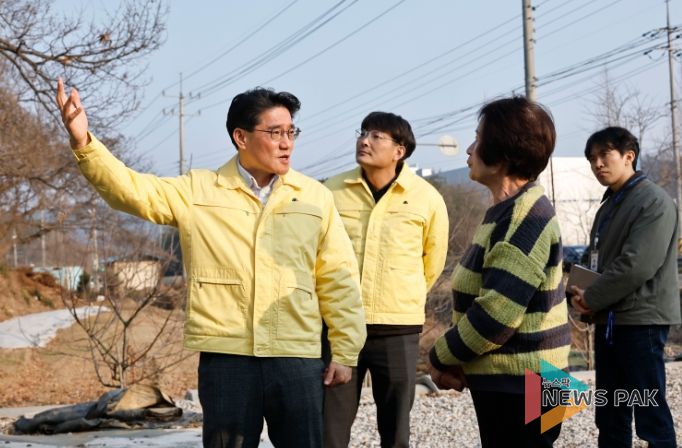 윤성진 제1부시장이 주민 의견을 청취하며 재난 취약요인을 점검하고 있다