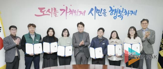 자격증을 취득한 직원들