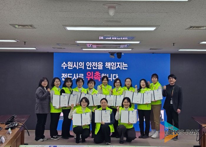 새빛안전지킴이 교육 강사 위촉식 후 기념촬영을 하고 있다.