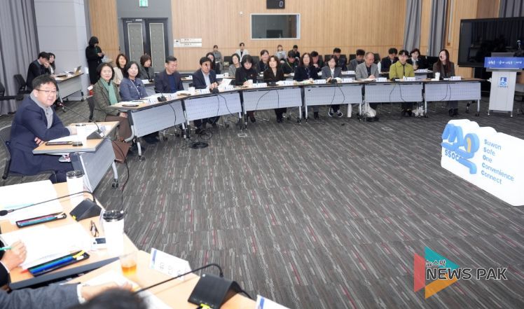 수원시가 ‘수원시 1인 가구 지원사업 부서 간담회-쏘옥(SsOcC)토크’를 열고 있다.