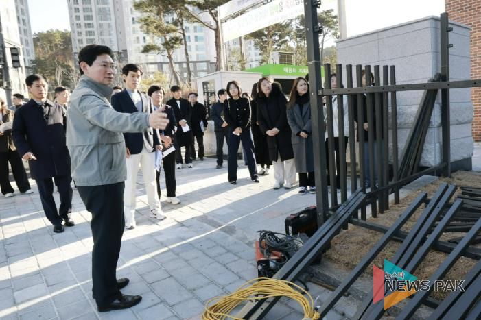 이상일 시장이 26일 용인솔빛초·중통합학교를 찾아 주요 시설을 살피고 있다