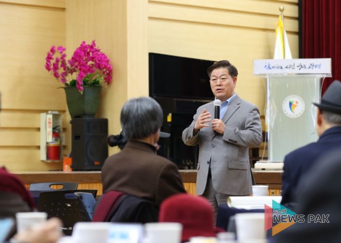 박승원 광명시장이 27일 오후 시청 대회의실에서 열린 '광명역사문화박물관 건립 포럼'에 참석해 인사말을 하고 있다.