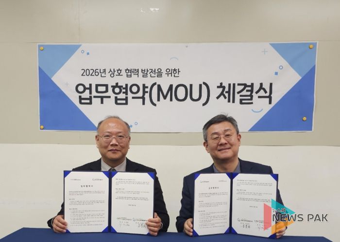 경기북부노인보호전문기관 서세환 관장(왼쪽)과 양주시장애인종합복지관 김정희 관장(오른쪽)이 업무협약 후 기념사진을 촬영 중이다.