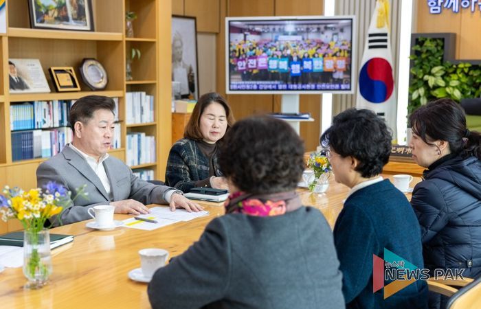 박승원 광명시장이 지난 2월 26일 시장실에서 열린 아이돌보미들과 간담회에서 현장의 애로사항을 청취하고 있다.