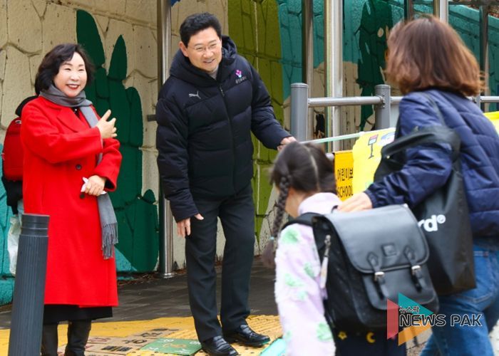 3일 서원초 인근에서 이상일 시장이 교통지도 봉사를 하고 있다