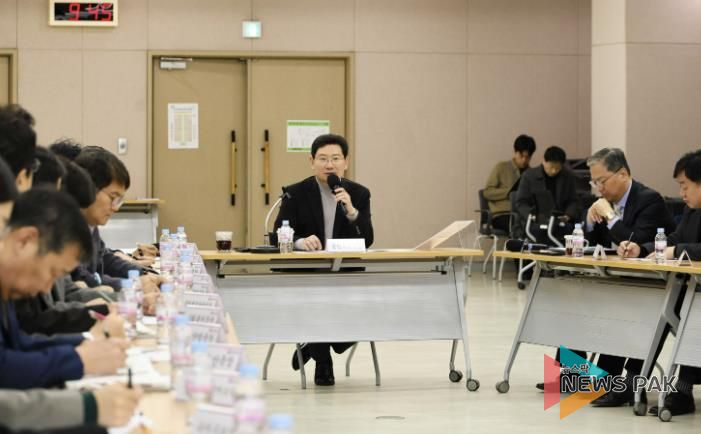 3일 수지구청에서 열린 현장 간부 공무원 회의에 참석한 이상일 시장이 발언하고 있다