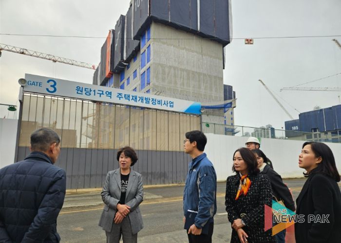 이현숙 고양교육지원청 교육장이 원당1구역 주택재개발조합 관계자와 함께 인근 통학로를 순회하며 공사현장을 점검하고 있다.
