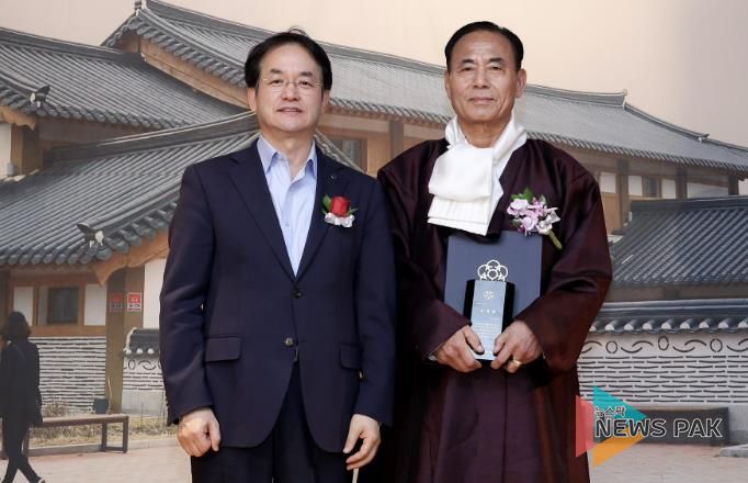 이봉운 고양문화원장 취임 기념촬영_이동환 고양시장(왼쪽), 이봉운 고양문화원장(오른쪽)