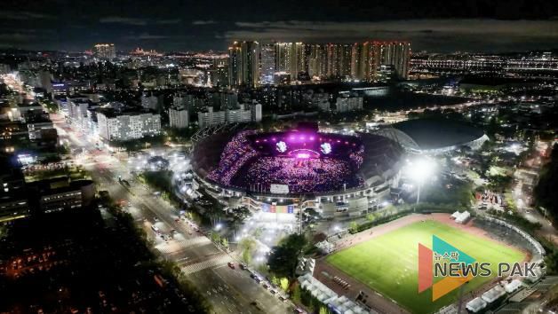 공연 열기로 가득찬 고양종합운동장 전경